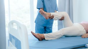 След операция на тазобедрена става: най-честите грешки, които забавят възстановяването